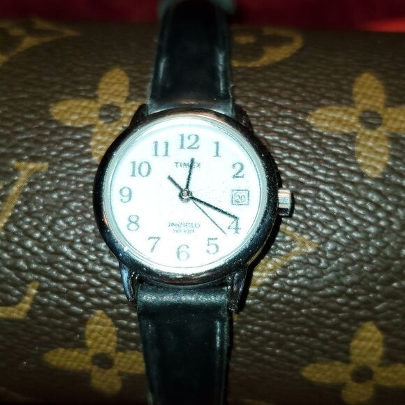 Timex Indiglo Silvertone Case Date Window Black Leather Band Ladies‎ Watch - Picture 1 of 8